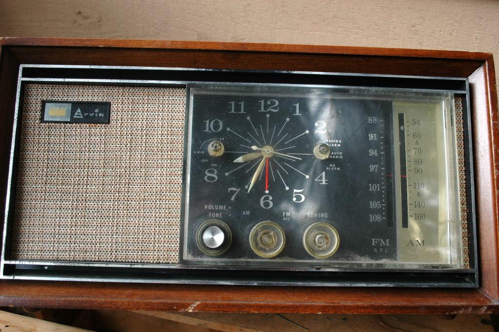 Arvin Model 43R43 Cherry Wood Tabletop Clock Radio