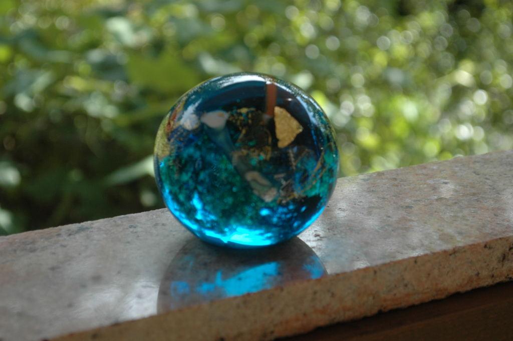 24K Gold Embeded Art Glass Paper Weight, Signed dated Michael J. Reid 1992
