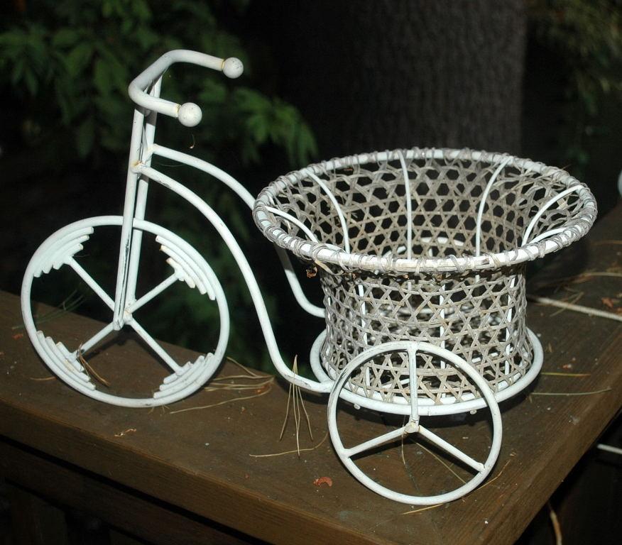 Garden Decor Small Metal Tricycle Woven Cane Basket Flower Basket Planter Planter Holder