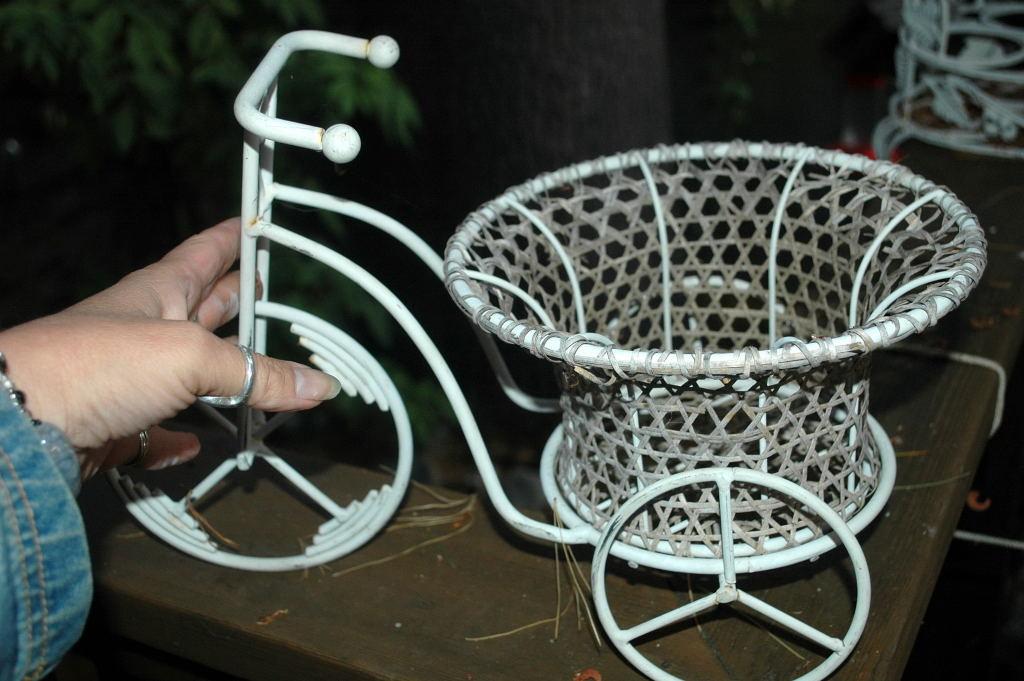 Garden Decor Small Metal Tricycle Woven Cane Basket Flower Basket Planter Planter Holder