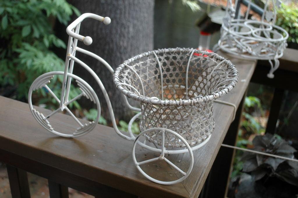 Garden Decor Small Metal Tricycle Woven Cane Basket Flower Basket Planter Planter Holder