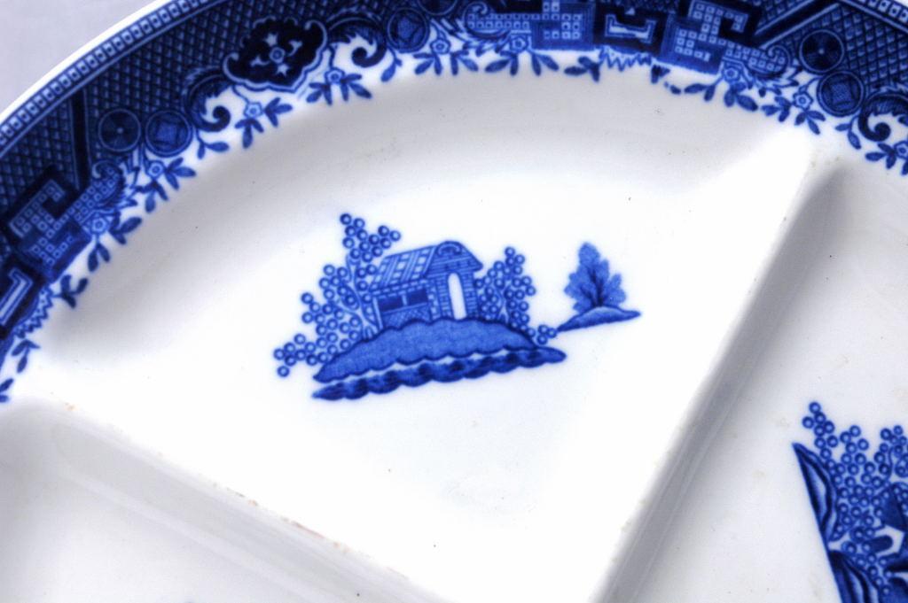 Denver Grill Plate Made in the U.S.A. Chinoiserie Blue White Blue Willow Pattern Porcelain Divided Dish