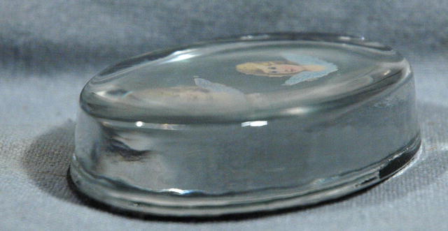 Oval Paper weight with angels