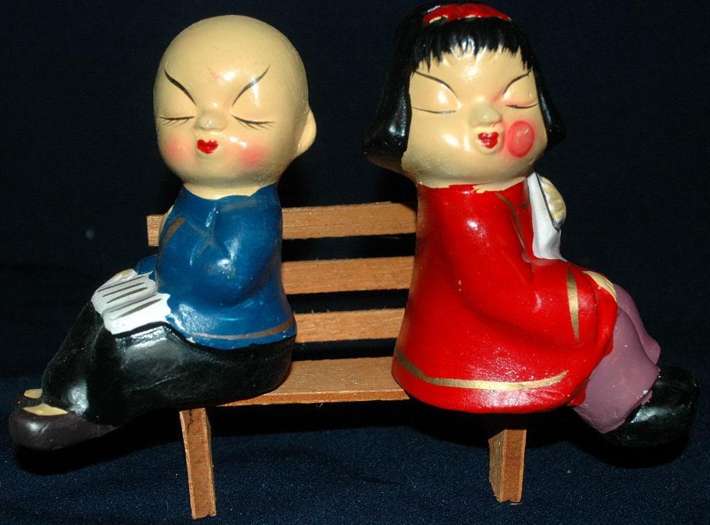 Kissing Oriental / Asian Boy Girl Salt Pepper Shakers Bench Sitters / Composition construction FREE SHIPPING