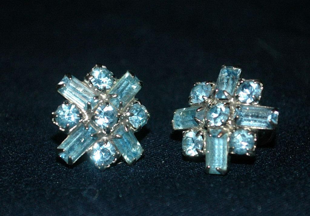 Darling Blue Crystal Screw Back Earrings vintage Free Shipping