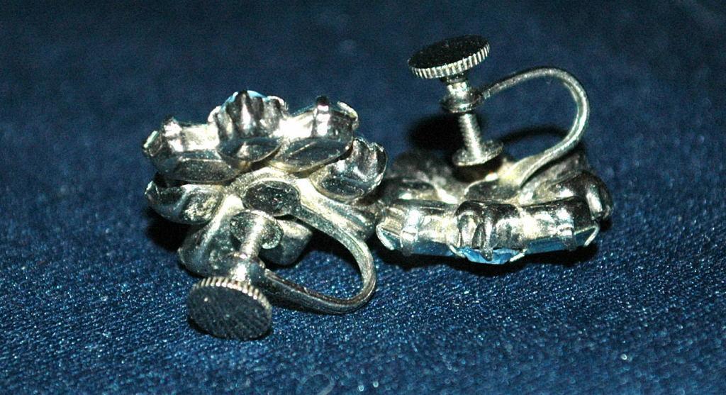 Darling Blue Crystal Screw Back Earrings vintage Free Shipping