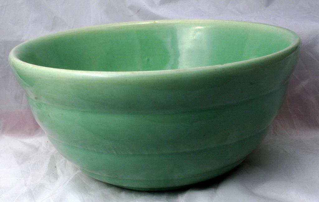 Vintage 1941 USA BAUER POTTERY Co. Large Beehive Ringwear Number 12 Pastel Green Mixing Bowl