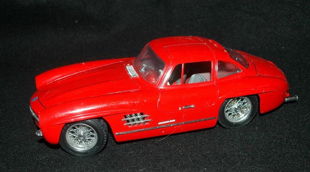Bburago Die Cast RED Mercedes Benz 300SL Gullwing Coupe Old Collectible Automobile 1:18