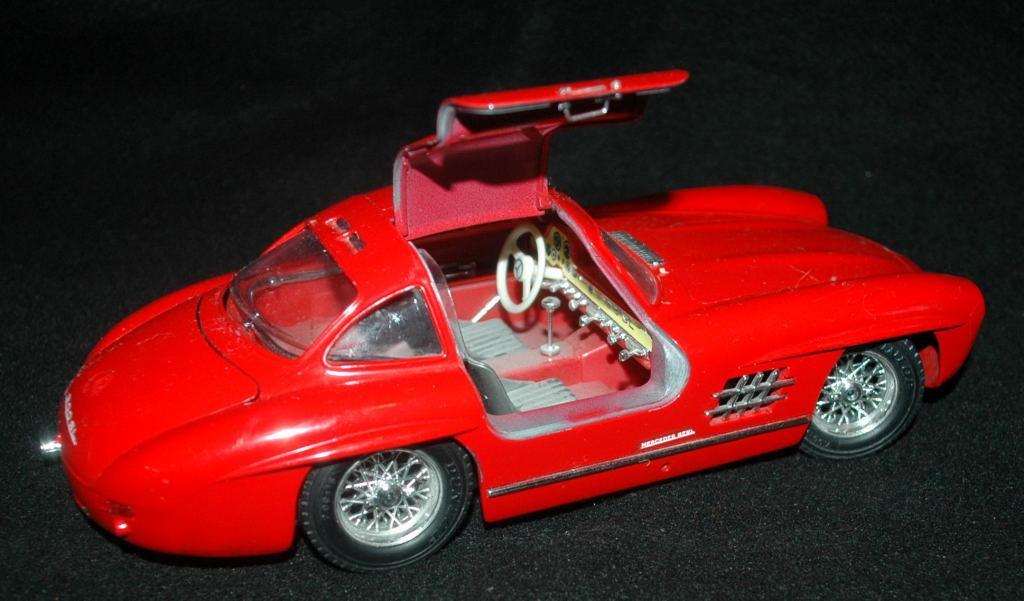 Bburago Die Cast RED Mercedes Benz 300SL Gullwing Coupe Old Collectible Automobile 1:18
