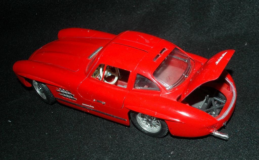 Bburago Die Cast RED Mercedes Benz 300SL Gullwing Coupe Old Collectible Automobile 1:18
