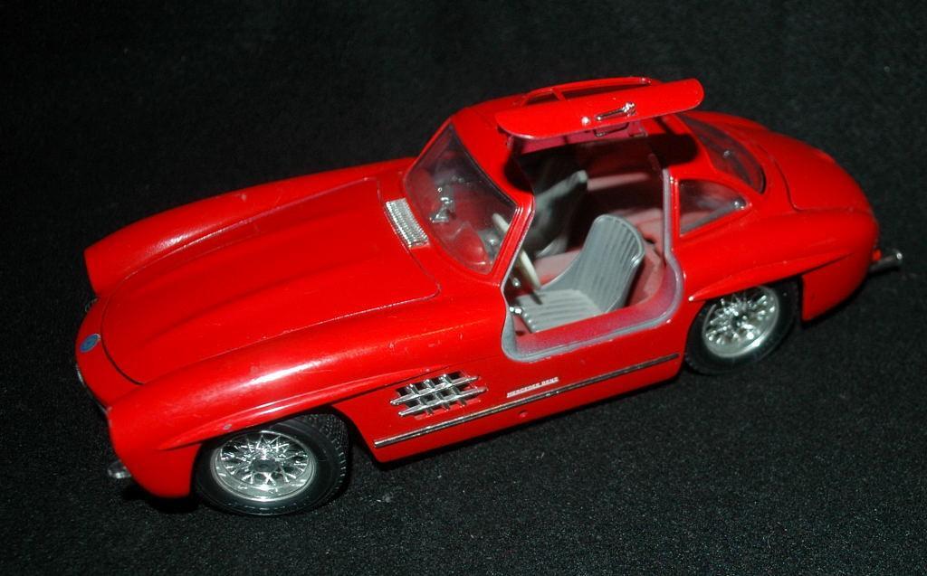 Bburago Die Cast RED Mercedes Benz 300SL Gullwing Coupe Old Collectible Automobile 1:18