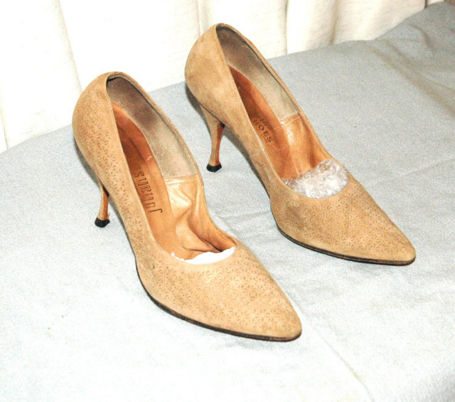 Vintage Beige Pierced Suede Pointy High Heal