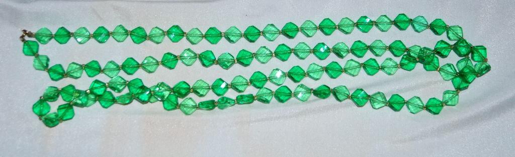 Faceted Green Lucite Beaded Flapper Length Necklace Vintage
