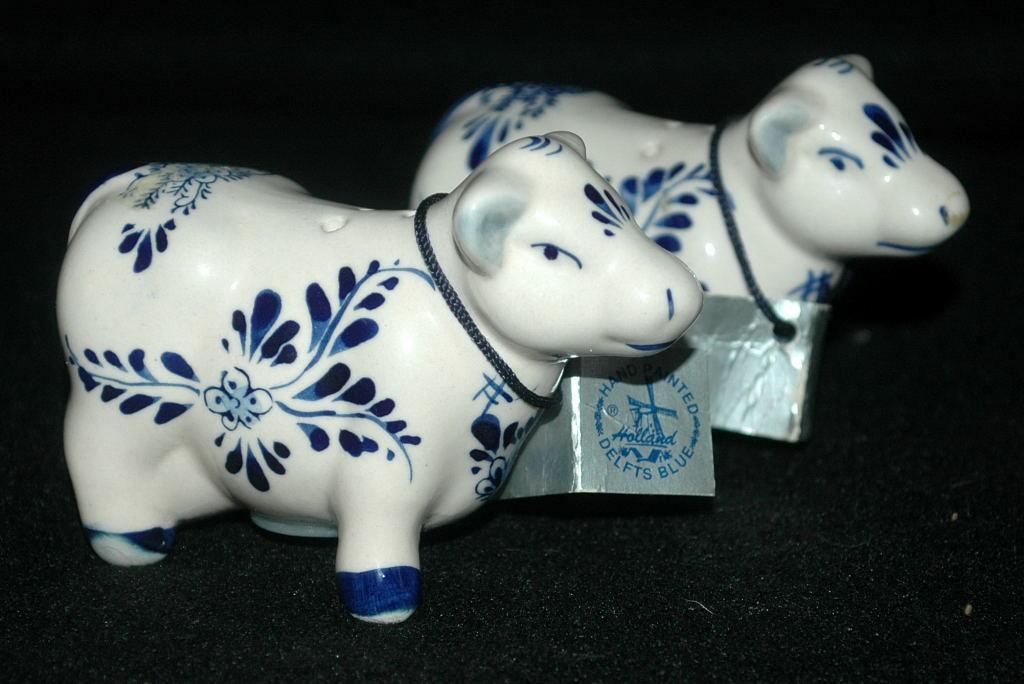 Dutch Delfts Blue Hand Painted Cow Salt Pepper Shaker with Tags original Bo -Kado