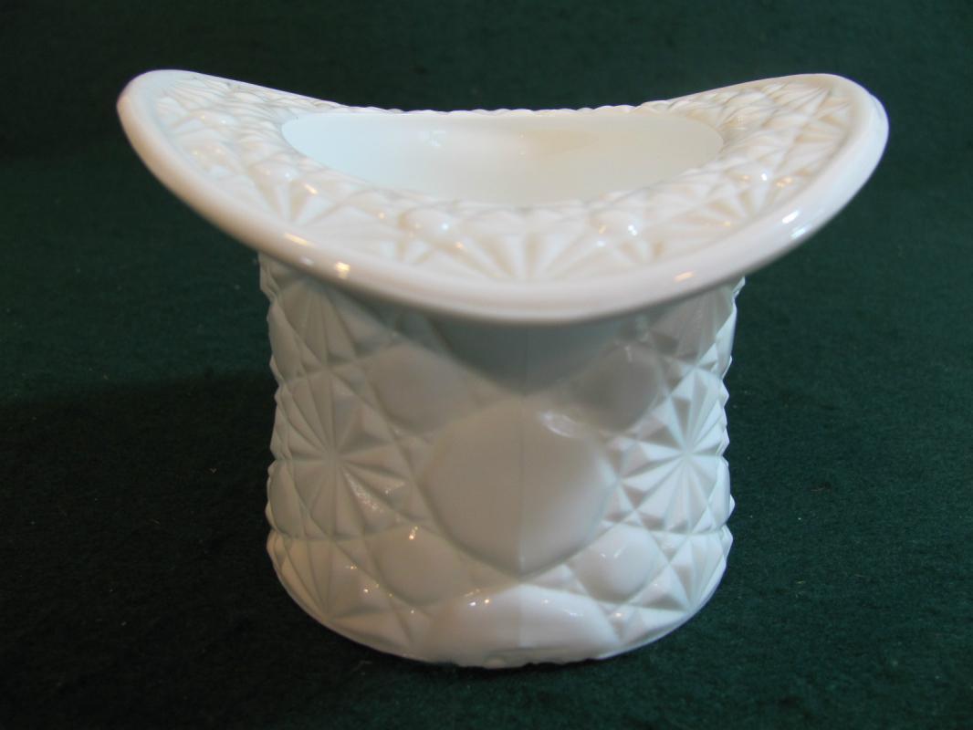 Fenton Milk Glass DAISY & BUTTON Top Hat #1993
