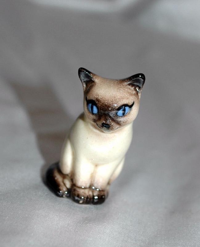 Tiny Porcelian China Siamese Cat Figurine