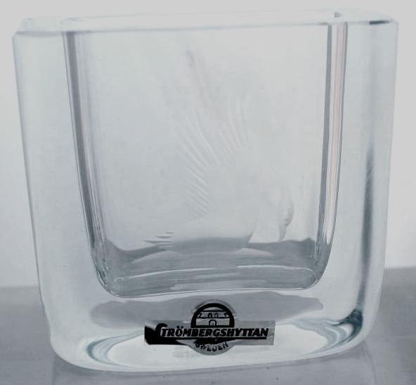 STROMBERGSHYTTAN HAND BLOWN CRYSTAL ENGRAVED SWAN VASE SWEDEN SCANDINAVIAN