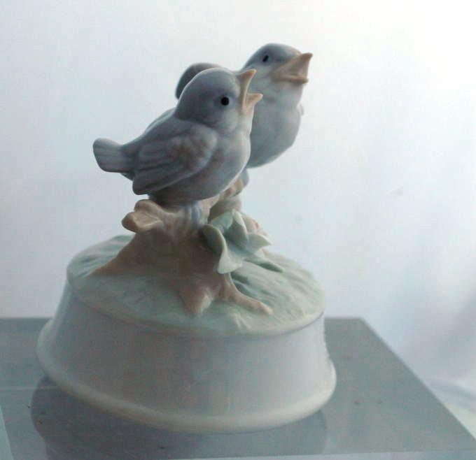 Otagiri made in Japan music box bird with Two Singing Birds and Flower