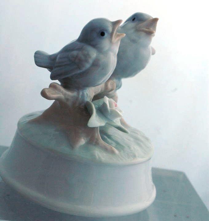 Otagiri made in Japan music box bird with Two Singing Birds and Flower