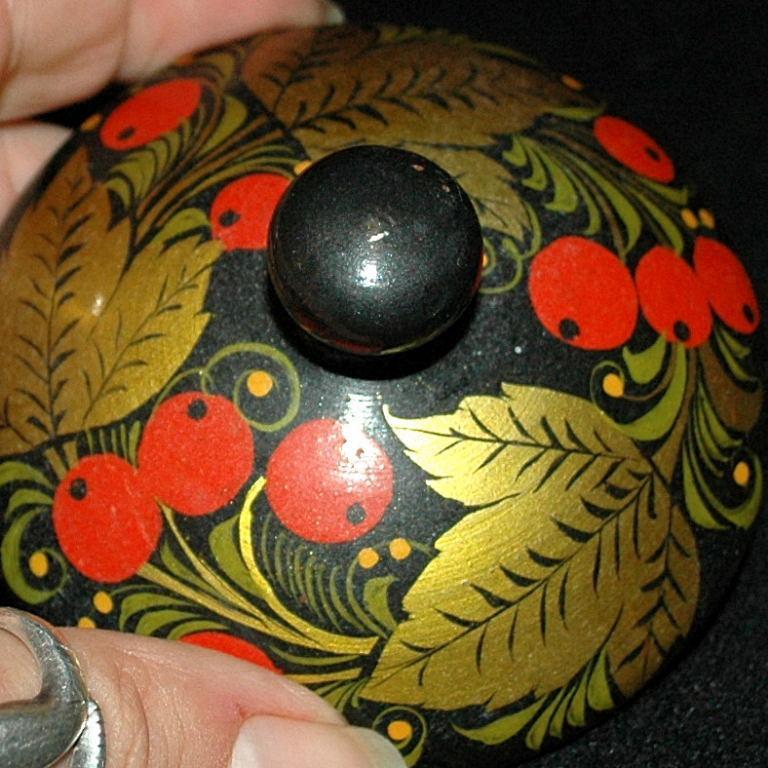 VINTAGE RUSSIAN KHOKHLOMA LACQUER BOWL WITH LID