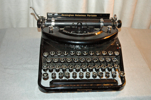 Remington Noiseless PortableTypewriter in CASE