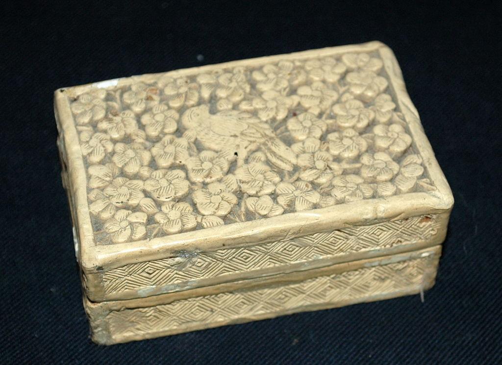 ANTIQUE & RARE CHINESE CINNABAR HAND CARVED WHITE LACQUER BOX