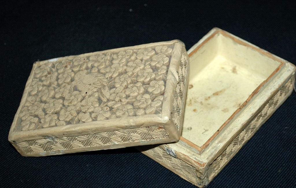 ANTIQUE & RARE CHINESE CINNABAR HAND CARVED WHITE LACQUER BOX