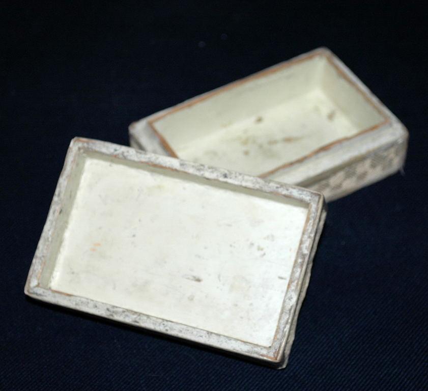 ANTIQUE & RARE CHINESE CINNABAR HAND CARVED WHITE LACQUER BOX