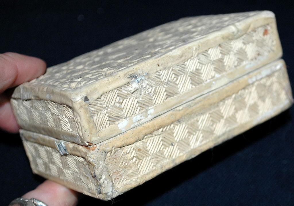 ANTIQUE & RARE CHINESE CINNABAR HAND CARVED WHITE LACQUER BOX