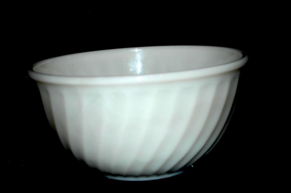 Fire King Oven Glass Off White Swirl Mixing Bowl 9
