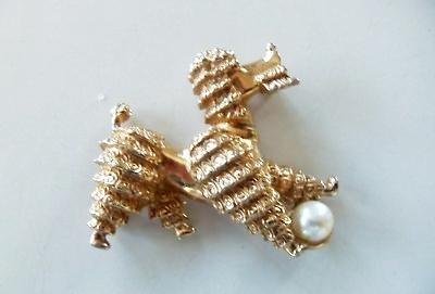 BOUCHER, FRENCH POODLE WITH AN AUTHENTIC CULTURED PEARL. SIGNED AND NUMBERED
