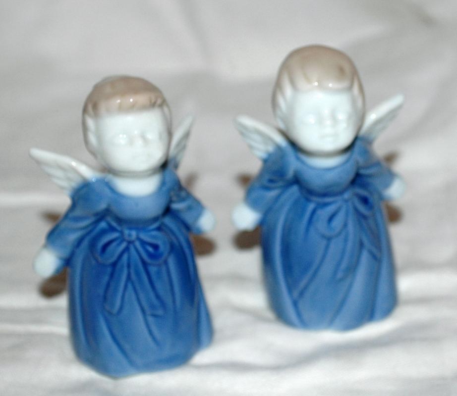 Kissing Angel Figurines , Japan with blue oval stickers