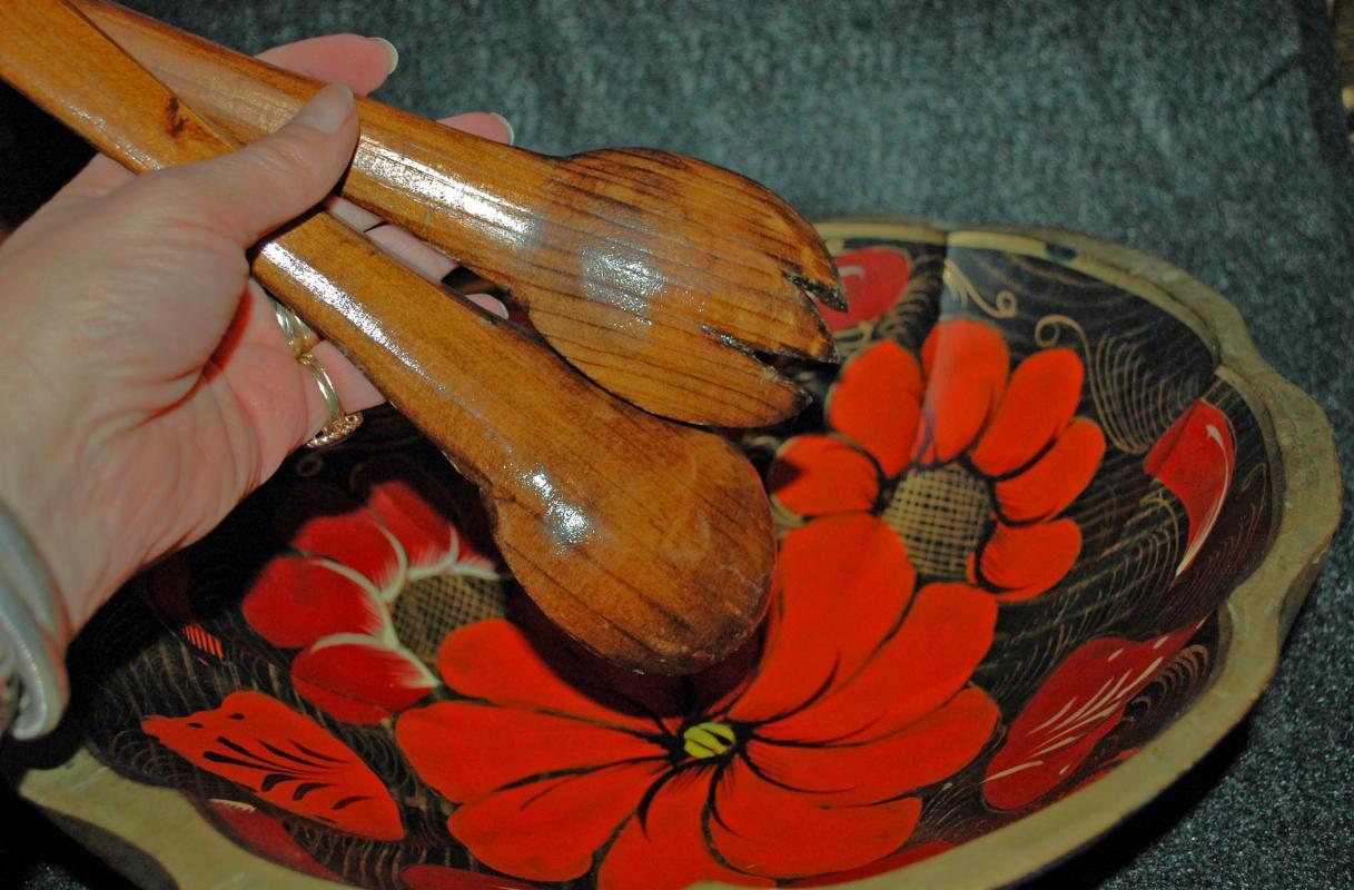 KHOKHLOMA ART - HAND PAINTED MADE IN RUSSIA LACQUERED WOOD Bowl with 2 spoons
