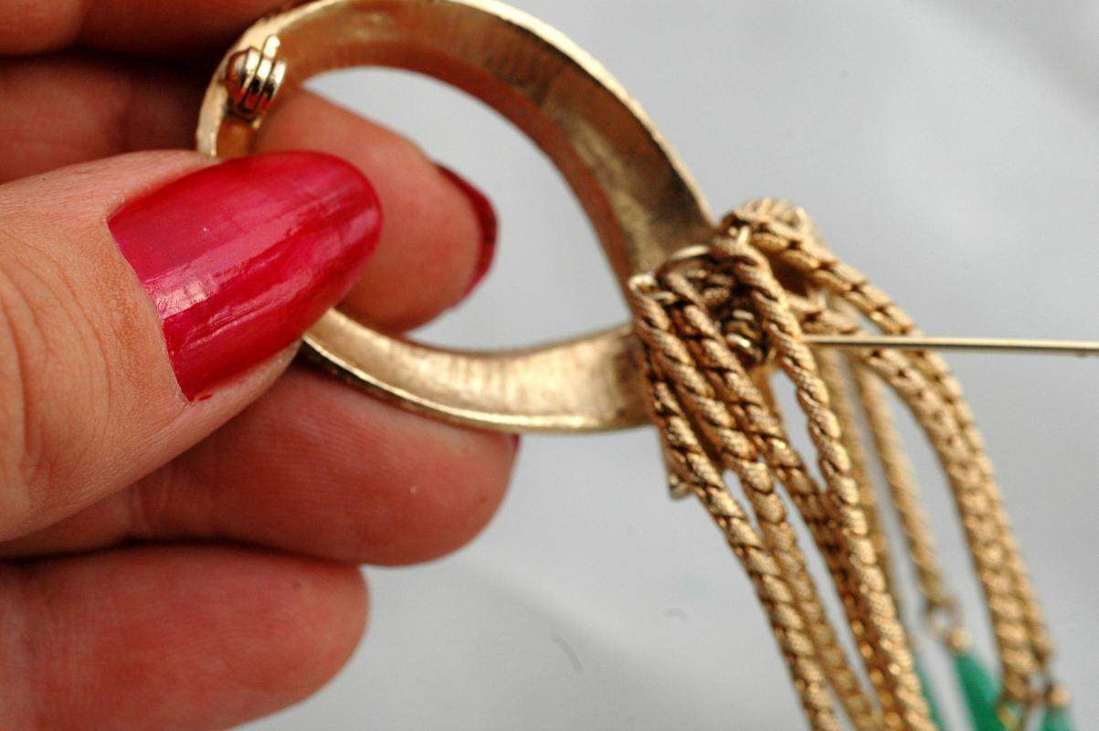 Looped Rope Tassel Brooch Gold with Green Glass Tear Drop Dangles