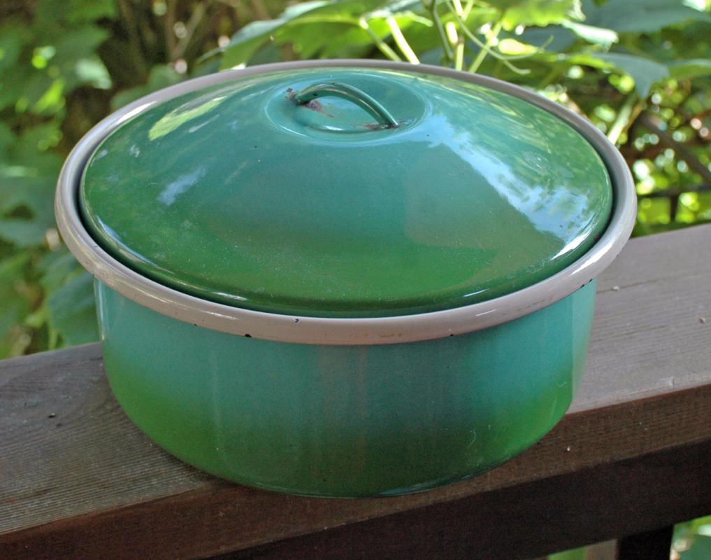 Vintage Graniteware, Enamelware Iron Dutch Oven Cooking Pot 8 Qts