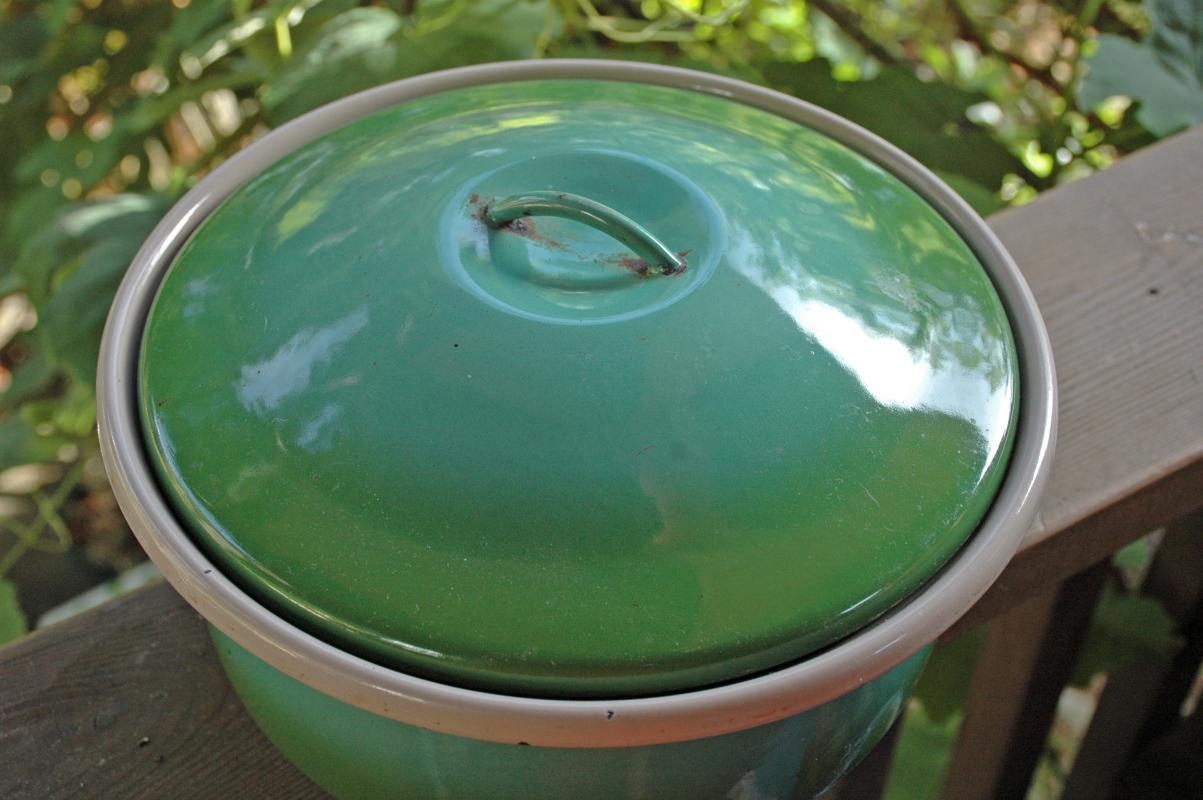 Vintage Graniteware, Enamelware Iron Dutch Oven Cooking Pot 8 Qts