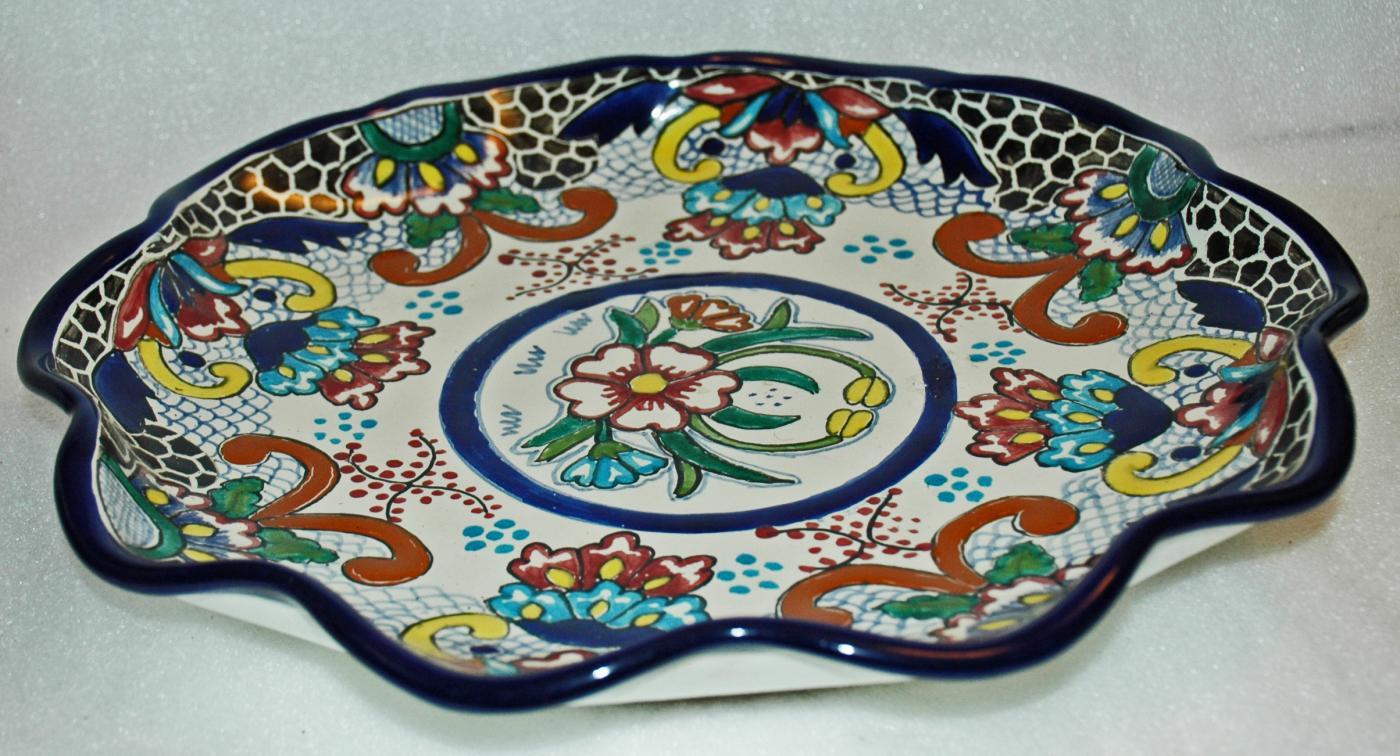 TALAVERA HAND PAINTED WALL Undulated PLATE FROM PUEBLA, MEXICO 11.5