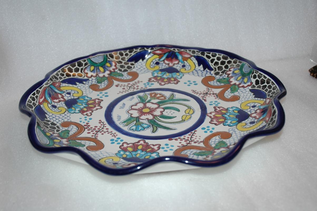 TALAVERA HAND PAINTED WALL Undulated PLATE FROM PUEBLA, MEXICO 11.5