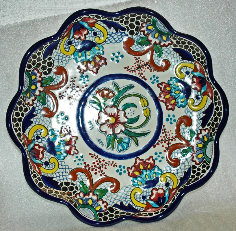 TALAVERA HAND PAINTED WALL Undulated PLATE FROM PUEBLA, MEXICO 11.5
