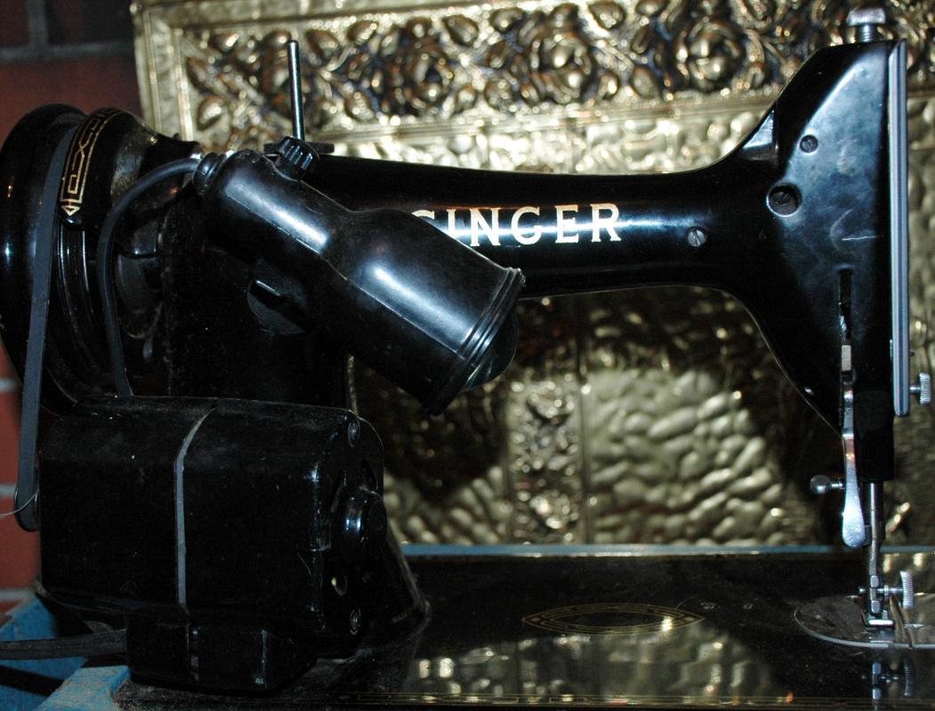 Vintage 1956 Singer Model 99K Sewing Machine In Working Condition