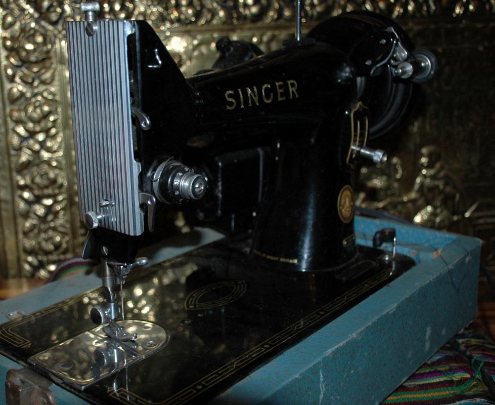 Vintage 1956 Singer Model 99K Sewing Machine In Working Condition