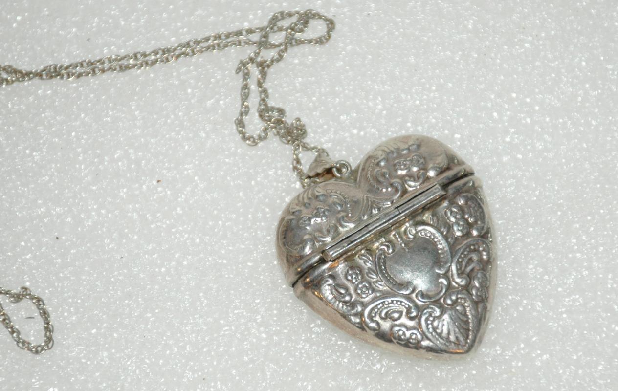 SOLID STERLING SILVER HEART MATCH SAFE VESTA PILL CASE ON CHAIN