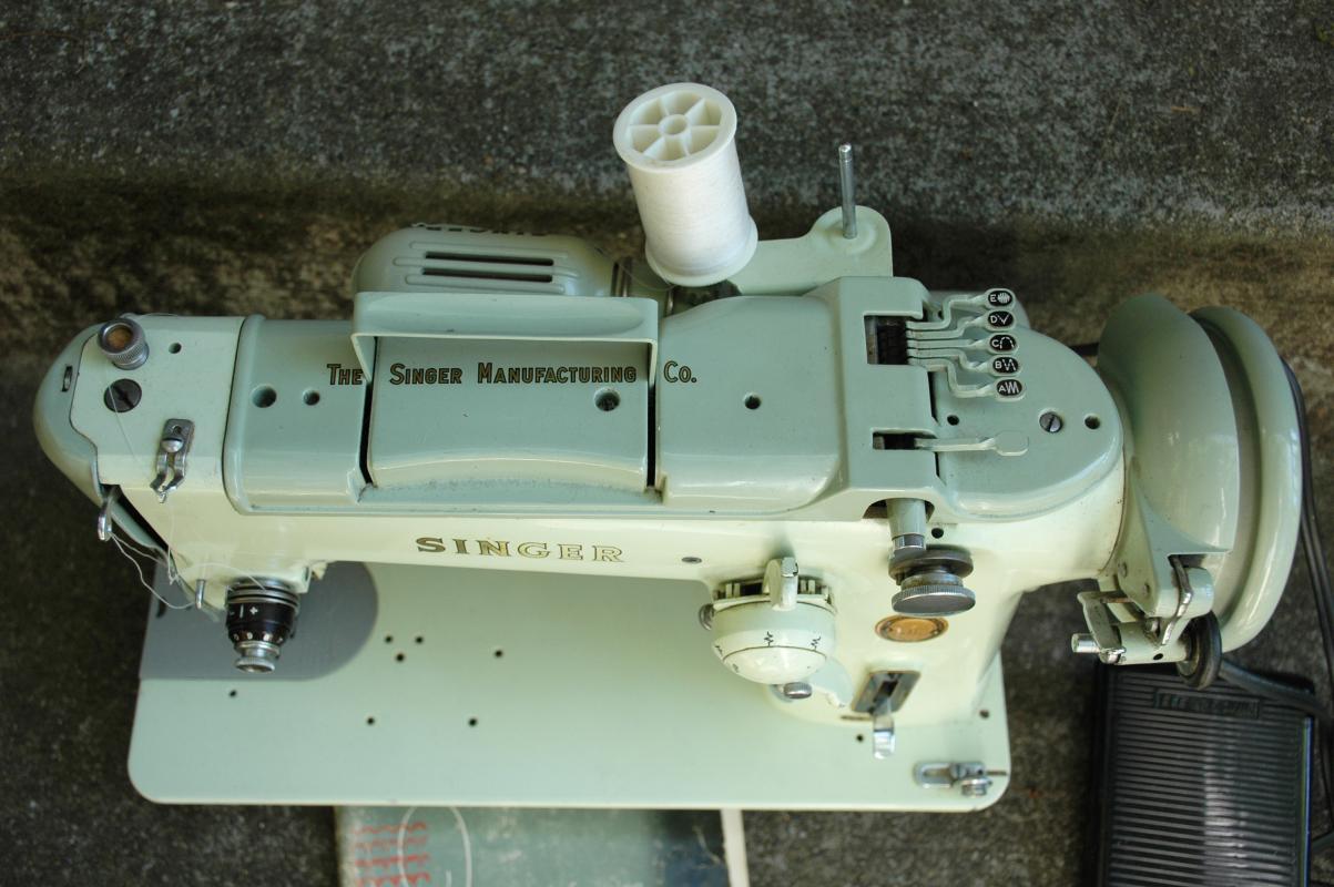 INDUSTRIAL STRENGTH SINGER 319W SEWING MACHINE with Booklet