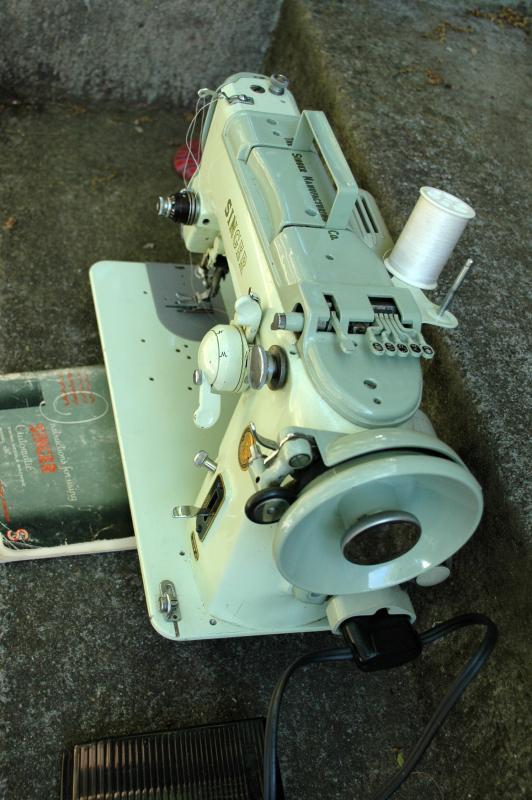INDUSTRIAL STRENGTH SINGER 319W SEWING MACHINE with Booklet