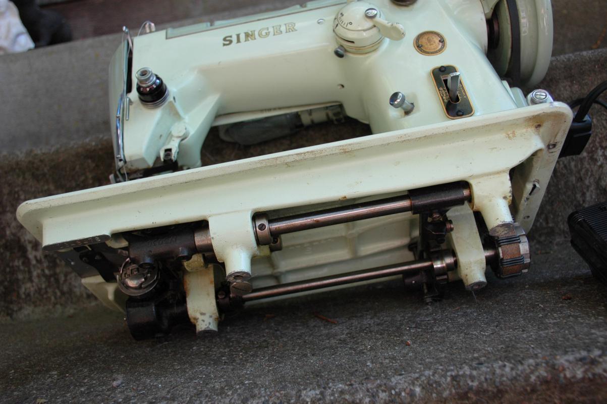 INDUSTRIAL STRENGTH SINGER 319W SEWING MACHINE with Booklet