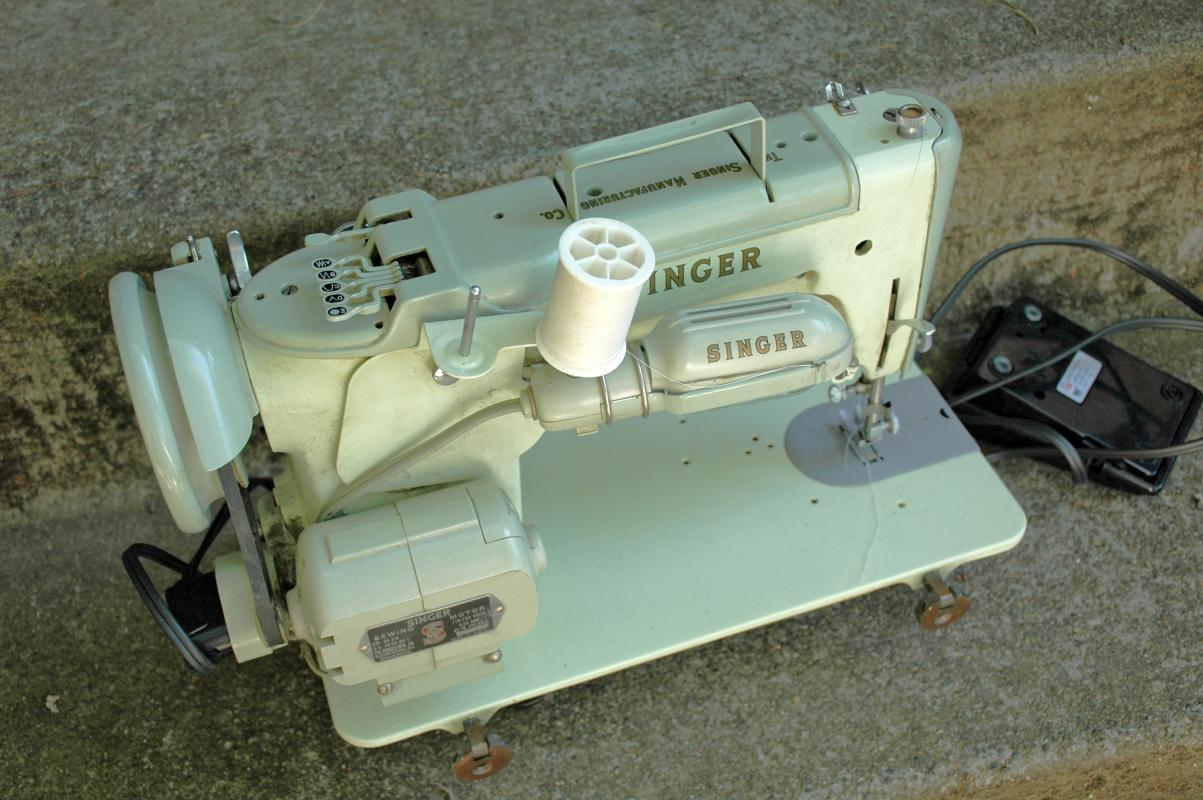 INDUSTRIAL STRENGTH SINGER 319W SEWING MACHINE with Booklet