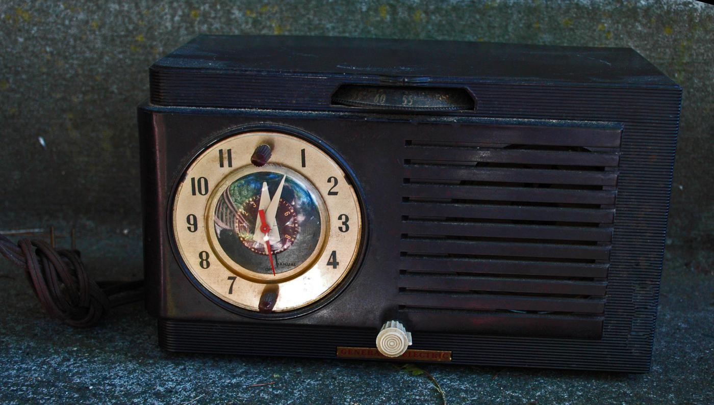 VINTAGE BAKELITE GE RADIO ALARM CLOCK BROWN MODEL 514 RADIO