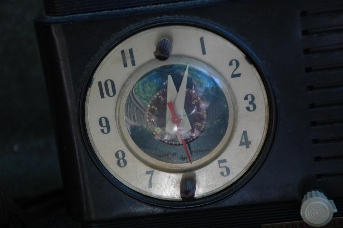 VINTAGE BAKELITE GE RADIO ALARM CLOCK BROWN MODEL 514 RADIO