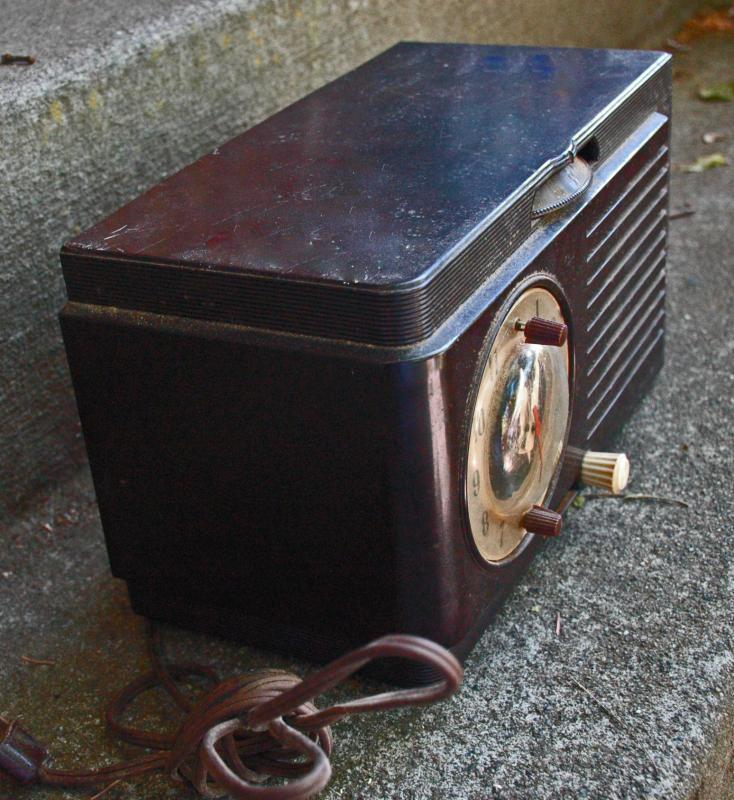 VINTAGE BAKELITE GE RADIO ALARM CLOCK BROWN MODEL 514 RADIO