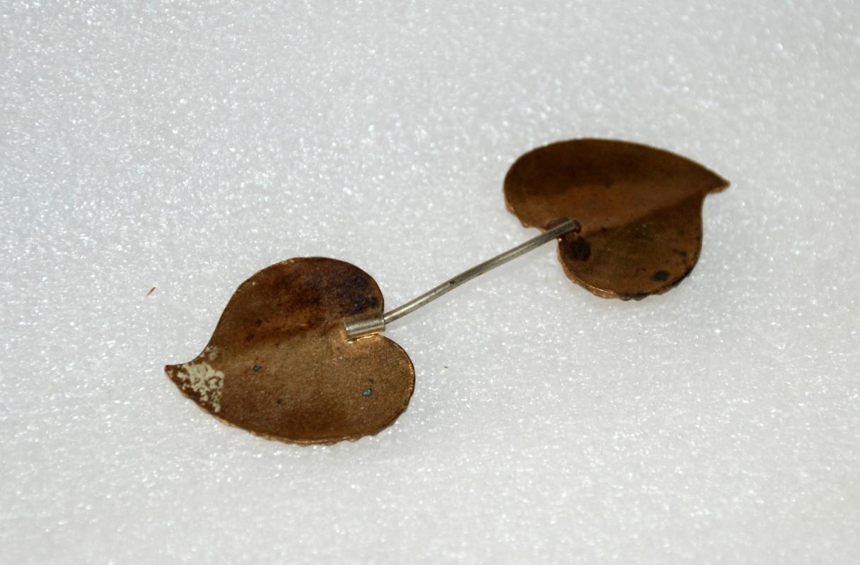 Antique Jabot Pin Waffle Texture Leaves / Brass